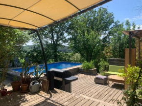 Jolie maison en bois avec piscine